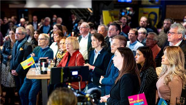 SPD klar stärkste Kraft in Niedersachsen - Grüne legen zu Angespannte Stimmung bei der FDP: Überspringt die Partei die Fünf-Prozent-Hürde?