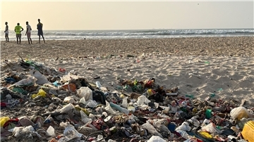 Angespülter Plastikmüll am Meeresstrand der Küstenstadt St. Louis im Senegal.
