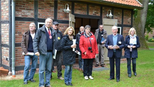 Angetan vom Ensemble historischer Gebäude am Nartumer Brink zeigten sich die Mitglieder der Bewertungskommission vor elf Jahren. Gyhums damaliger Bürgermeister Friedhelm Helberg (Zweiter von rechts) führte die Juroren über das Gelände.