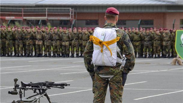 Angetreten zum feierlichen Verleihungsappell! Den Soldatinnen und Soldaten des Fallschirmjägerregimentes 31 wurden am Dienstag gleich zwei Preise verliehen.
