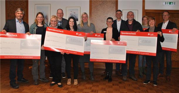 Angriff der Riesenschecks: Gleich sechs große Spendenschecks verteilte der Lions-Club Nordenham/Elsfleth am Montag an sechs Vereine. 