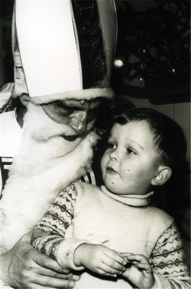 Angst vor dem Weihnachtsmann? Ach was! Der bringt doch Geschenke mit. Das weiß auch dieser kleine Junge.