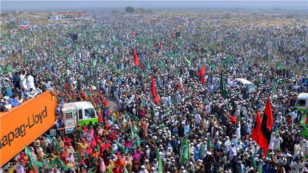 Tausende Oppositionsanhänger demonstrieren in Pakistan Anhänger der Großen Demokratischen Allianz nehmen an einer Kundgebung in Hyderabad teil, um gegen angebliche Manipulationen bei den Parlamentswahlen zu protestieren