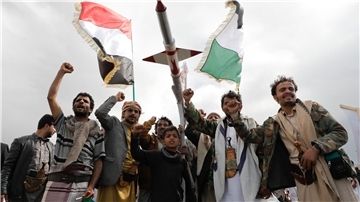 Anhänger der Huthi in Sanaa. Die Huthi agieren nach eigenen Angaben aus Solidarität mit der islamistischen Hamas im Gazastreifen und richten ihre Attacken auf Frachter mit angeblicher Verbindung zu Israel, den USA oder Großbritannien.