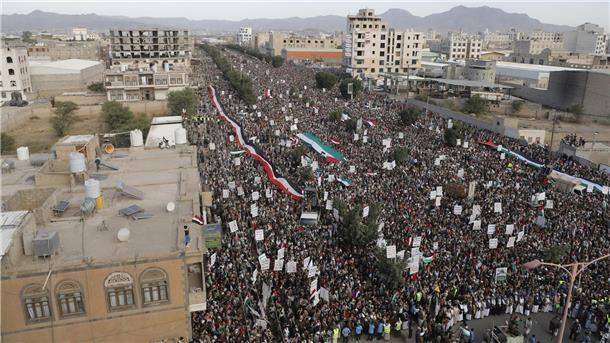 WHO rechnet Freitag mit Grenzöffnung in Rafah Anhänger der Huthi versammeln sich in Jemens Hauptstadt Sanaa bei einer Kundgebung zur Unterstützung der palästinensischen Bevölkerung.