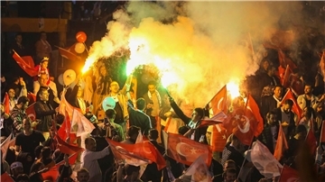 Anhänger der Mitte-Links-Partei CHP feiern vor dem Rathaus in der türkischen Hauptstadt Ankara.