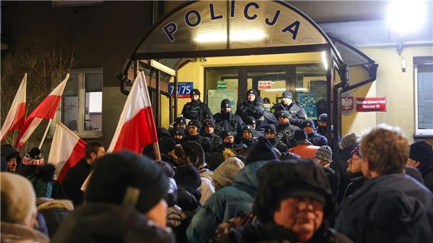 PiS will gegen Polens Regierung protestieren Anhänger der Partei Recht und Gerechtigkeit (PiS) protestieren gegen die Festnahme der beiden Abgeordneten.