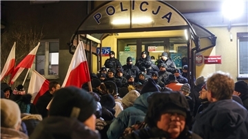 Anhänger der Partei Recht und Gerechtigkeit (PiS) protestieren gegen die Festnahme der beiden Abgeordneten.