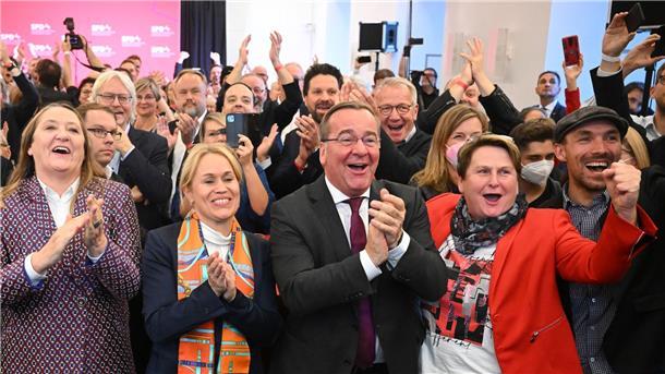 SPD klar stärkste Kraft in Niedersachsen - Grüne legen zu Anhänger der SPD reagieren in den Fraktionsräumen der Partei im niedersächsischen Landtag auf die ersten Prognosen.