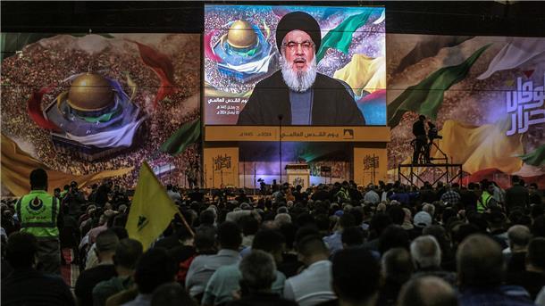 Anhänger der vom Iran unterstützten Hisbollah erheben ihre Fäuste und jubeln, während sie einer Rede des Hisbollah-Führers Hassan Nasrallah zuhören, die dieser über eine Videoverbindung hält. Hisbollah-Chef Hassan Nasrallah hat den mutmaßlich israelischen Angriff auf das iranische Botschaftsgelände in Syrien als Wendepunkt mit Folgen bezeichnet. In einer Rede sagte der Generalsekretär der proiranischen Schiitenorganisation, die iranische Antwort werde unweigerlich kommen.