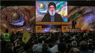 Anhänger der vom Iran unterstützten Hisbollah erheben ihre Fäuste und jubeln, während sie einer Rede des Hisbollah-Führers Hassan Nasrallah zuhören, die dieser über eine Videoverbindung hält. Hisbollah-Chef Hassan Nasrallah hat den mutmaßlich israelischen Angriff auf das iranische Botschaftsgelände in Syrien als Wendepunkt mit Folgen bezeichnet. In einer Rede sagte der Generalsekretär der proiranischen Schiitenorganisation, die iranische Antwort werde unweigerlich kommen.