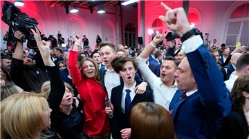 Anhänger des ehemaligen polnischen Ministerpräsidenten und Oppositionsführers Donald Tusk feiern in der Parteizentrale der liberalkonservativen Bürgerkoalition (KO) in Warschau.
