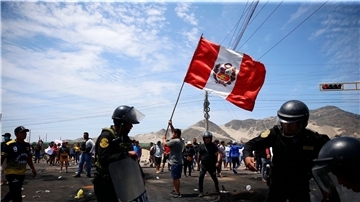 Anhänger des gestürzten peruanischen Präsidenten Castillo protestierten am vergangenen Donnerstag auf der Panamerikanischen Nordautobahn.
