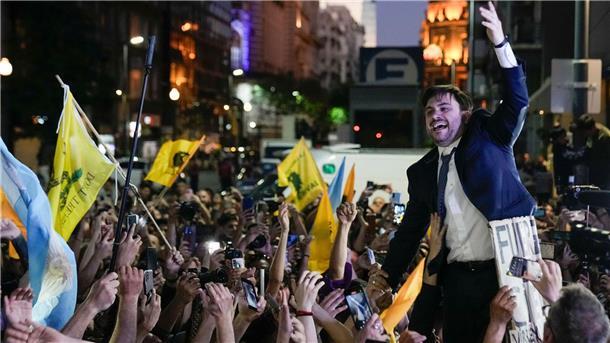 Künftiger Präsident: Milei will Argentinien umkrempeln Anhänger des oppositionellen Präsidentschaftskandidaten Milei feiern nach Schließung der Wahllokale.