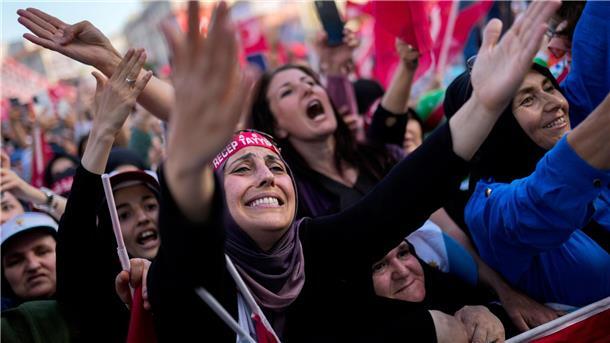Stichwahl in der Türkei geht in die heiße Phase Anhänger des türkischen Präsidenten Recep Tayyip Erdogan auf einer Wahlkampfveranstaltung.