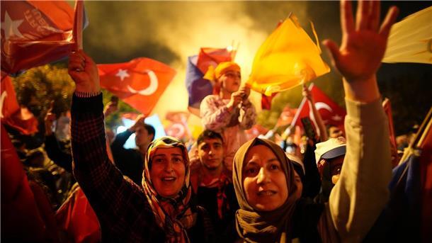 Erdogan steht nach Wahlsieg vor gewaltigen Aufgaben Anhänger des türkischen Präsidenten Recep Tayyip Erdogan feiern in den Straßen von Istanbul.