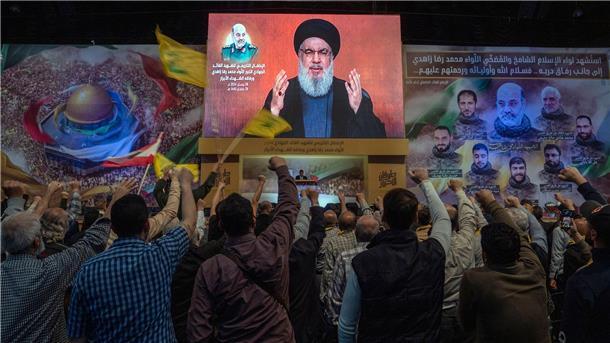 Anhänger jubeln Hisbollah-Generalsekretär Hassan Nasrallah in Beirut bei einer per Videolink übertragenen Fernsehansprache zu. Nasrallah wird nicht müde, den Erfolg der Hisbollah und die „Erschöpfung des Feindes“ Israel zu betonen.