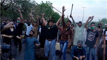 Anhänger von Imran Khan feiern auf den Straßen von Lahore.