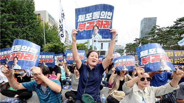 Südkorea: Weg frei für Verhaftung von Oppositionschef Anhänger von Lee Jae Myung in Seoul.