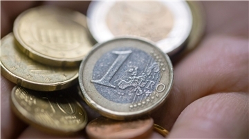 Anhaltende Krisen und Inflation bringt viele Menschen dazu beim Einkaufen, Restaurantbesuch oder Urlaub zu verzichten.