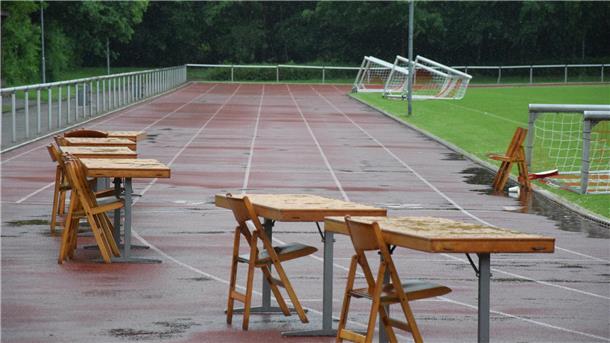 Anhaltender Regen bremste den geplanten Sponsorenlauf auf der Laufstrecke am Selsinger Sportplatz aus.