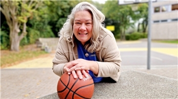 Anita Herrmann mit einem Basketball