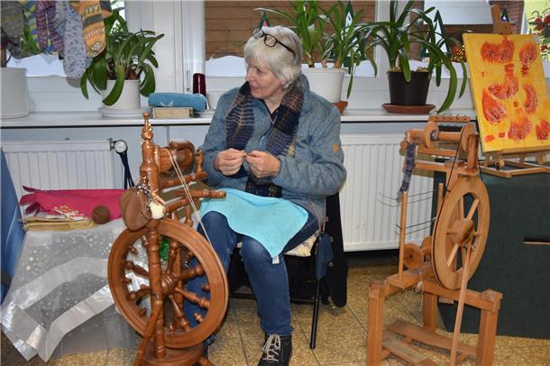 Anita Klindworth aus Sittensen spinnt Alpakawolle zu gleichmäßigen Fäden. Daraus...