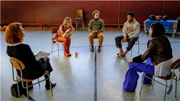 Anja (Annette Frier, l-r), Nele (Magdalena Laubisch), Dennis (Anselm Bresgott), Ben (Dimitri Abold) und Zoé (Malaya Takeda) in einer Szene aus „Love Addicts“.