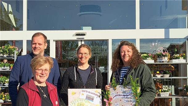 Anja Thieling (vorne) überreichte das Geld an Eike Hessenius und Annelie Hedden vom TuS sowie an Christine Rüdebusch vom Haus Christa (von links).