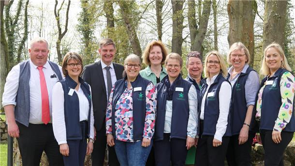 Dorfhelferinnen-Station Bremervörde feiert Jubiläum in Oese Anke Dittmers (vorne von links), Silke Gehlken, Doris Brünjes, Regina Witten, Heike Mohrmann und Sabine Lange nahmen die Glückwünsche von Alexander von Hammerstein (hinten v.l.), Carsten Stock, Thea Tomforde und Doris Brandt entgegen. Fotos: Baucke.