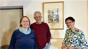 Anke Fels (links) und Jürgen Sprickerhof aus Tossens kauften gleich zu Beginn der Ausstellung ein Bild von Gisela Böhle.