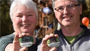 Anke und Werner Wahlers aus Zeven sind nicht nur Nordpfade-Fans, sie hinterlassen an Wegen auch gerne Steine, die Anke Wahlers mit passenden Motiven bemalt hat. In der Facebook-Gruppe #ROWlingstones tauchen gefundene Exemplare zuweilen wieder als Post auf.