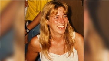 Eine lachende Frau