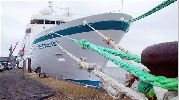 Bye, bye, altes Traumschiff: Abschied von der „Deutschland“ Ankunft als „Deutschland“, Abfahrt als „World Odyssey“.