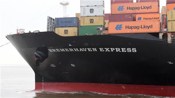 Ankunft am Container Terminal: Die „Bremerhaven Express“.