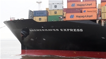 Ankunft am Container Terminal: Die „Bremerhaven Express“.