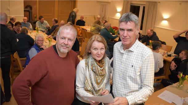 Anlässlich der Jahreshauptversammlung besprechen sich (von links) der 2. Vorsitzender Volker Bliefernich, Schriftführerin Tanja Thielemann und Vorsitzender Gerd Timmermann.