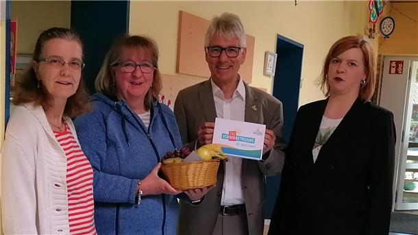 Anlässlich des bundesweiten Aktionstages „Tag der Kindertagesbetreuung“ haben Bürgermeister Michael Kurz und Nadine Reck, Fachbereichsleitung für Kindertagesstätten und Schulen, allen Kindertageseinrichtungen in der Stadt Brake einen persönlichen Besuch abgestattet – und dabei eine gesunde Überraschung im Gepäck gehabt: kleine Obstkörbe als Dankeschön.