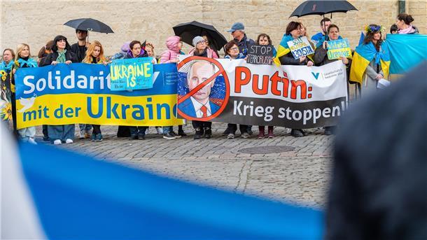 Baerbock kündigt G7-Winterhilfe für die Ukraine an Anlässlich des G7-Treffens waren mehrere Demonstrationen angemeldet. Einige drückten ihre Solidarität mit der Ukraine aus.