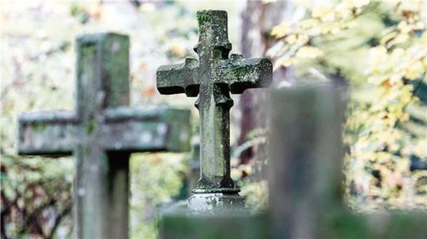 Kreuze auf einem Friedhof