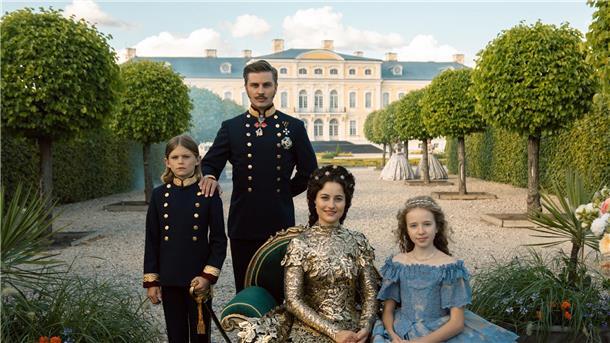Dritte „Sisi“-Staffel: „Wien ist nicht Paris“ Anlässlich ihrer Rückkehr nach Wien treten Sisi (Dominique Devenport, 2.v.r.) und Franz (Jannik Schümann, 2.v.l.) mit ihren Kindern Gisela (Kristina Schroeter, r.) und Rudolf (Arian Wegener, l.) zum Fototermin vor die Presse.