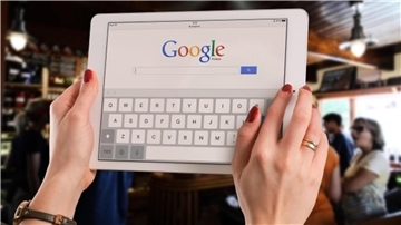 Weißes Tablet mit geöffneter Google-Startseite.
