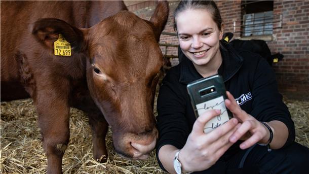 Ann-Christin Kahler, Influencerin, mit Angus-Rind "Domina". Junge Menschen aus der Agrarbranche tummeln sich zunehmend in sozialen Medien.