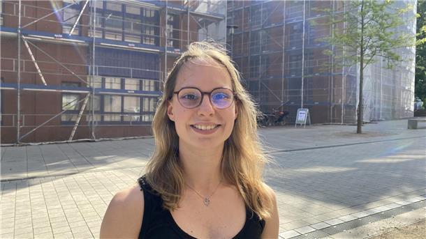 Jobmesse soll Studenten in Bremerhaven halten - doch viele wollen weg Eine Frau steht vor einem Gebäude.