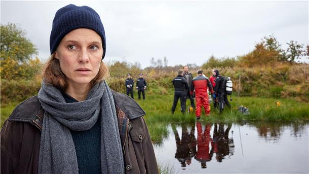 Picco von Groote ermittelt im düsteren „Ostfriesenmoor“ Ann Kathrin Klaasen (Picco von Groote) steht an der Stelle im Moor, an der eine Leiche gefunden wurde.
