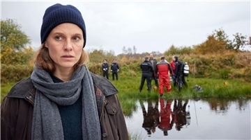 Ann Kathrin Klaasen (Picco von Groote) steht an der Stelle im Moor, an der eine Leiche gefunden wurde.