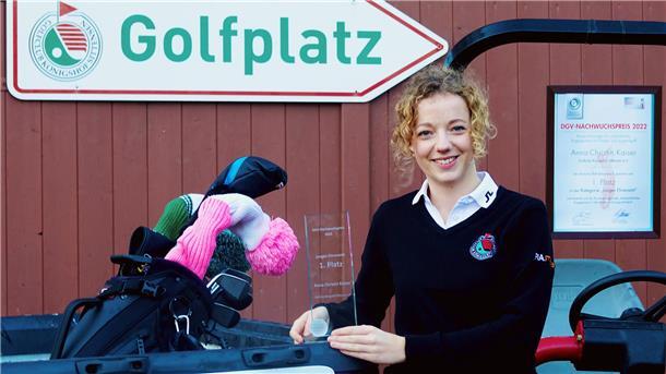 Anna-Christin Kaiser mit Pokal und Urkunde. 
