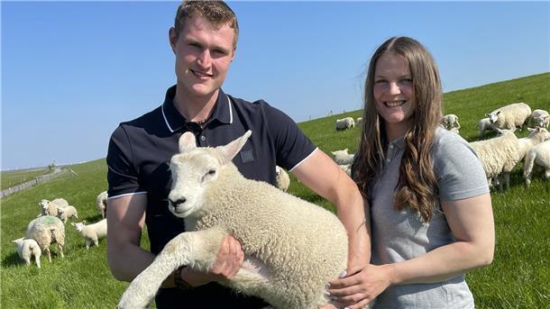 Anna Eilts und Jannek Haats-Voltjes aus Ostfriesland übernehmen bald die Deichschäferei in Feldhausen.
