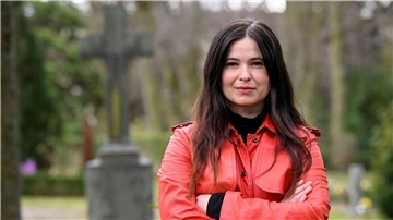 Anna Fischer spielt die weibliche Hautrolle in „Die Bestatterin“.