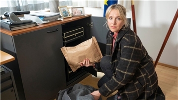 Anna Grawe (Tanja Wedhorn) und ihre Familie sind in Gefahr.